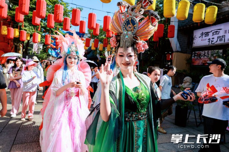 百场演艺+千灯璀璨，铜官窑国风乐园双节长假等你来打卡。 均为景区供图