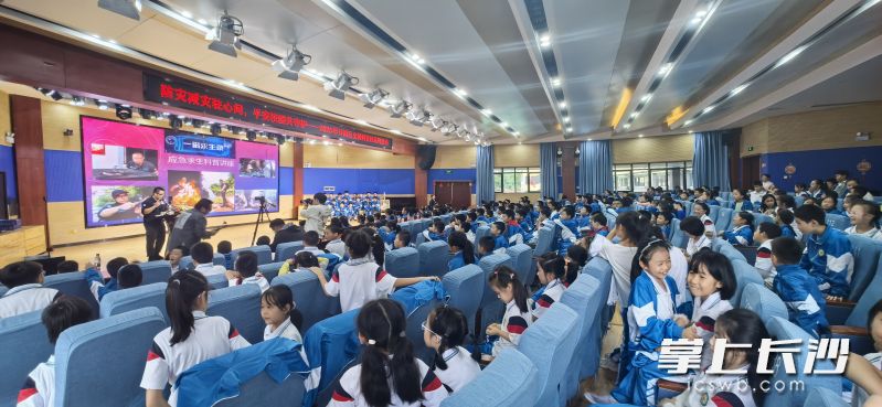 国防科大附小的孩子们线下参与全国科普月开福区活动。