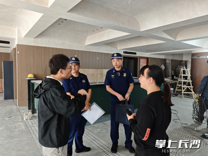 检查组在进行动火作业检查。 长沙晚报通讯员 宁倩 摄