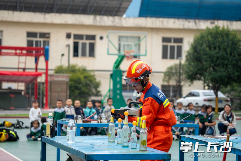 消防员展示用液压钳精准夹起乒乓球的绝活。 均为长沙晚报通讯员张佳欣摄 消防员展示用液压钳精准夹起乒乓球的绝活。 均为长沙晚报通讯员张佳欣摄