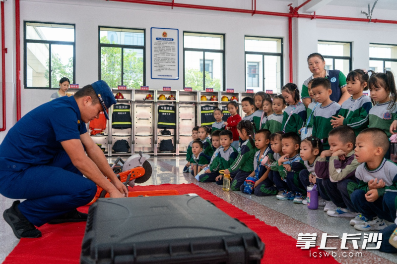 向萌娃展示消防器材。 向萌娃展示消防器材。