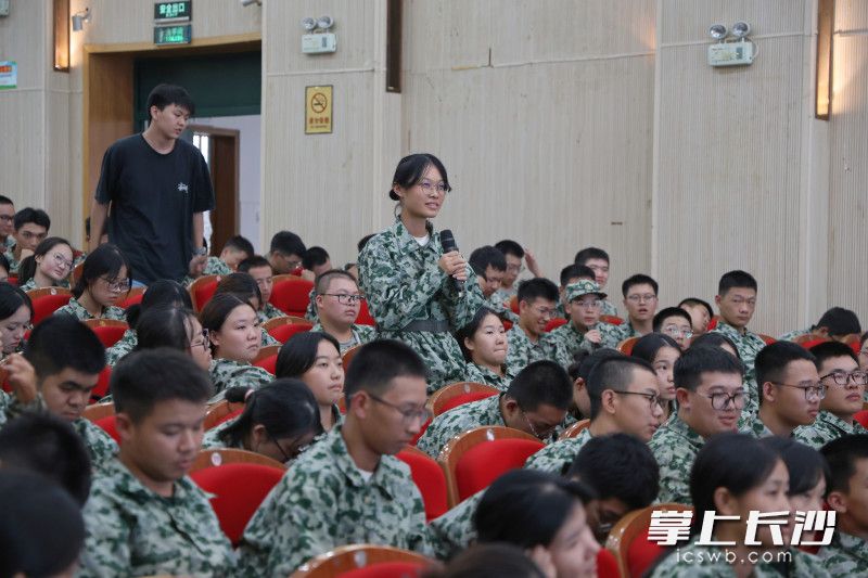 讲座结束后，现场学生参与互动交流。
