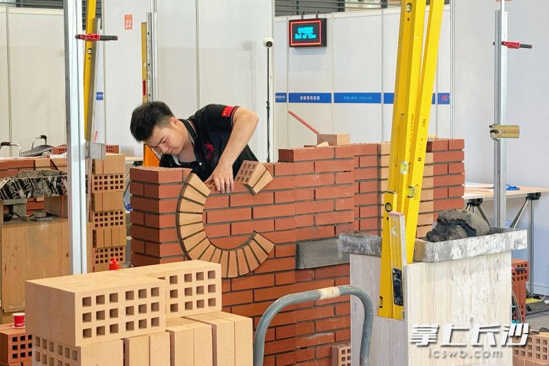 图为长沙选手李智烨参加第三届职业技能大赛。长沙人社 供图
