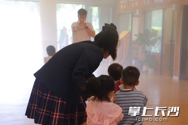 孩子们在老师的指挥与守护下向安全区域撤离。 均为长沙晚报通讯员 付彬供图