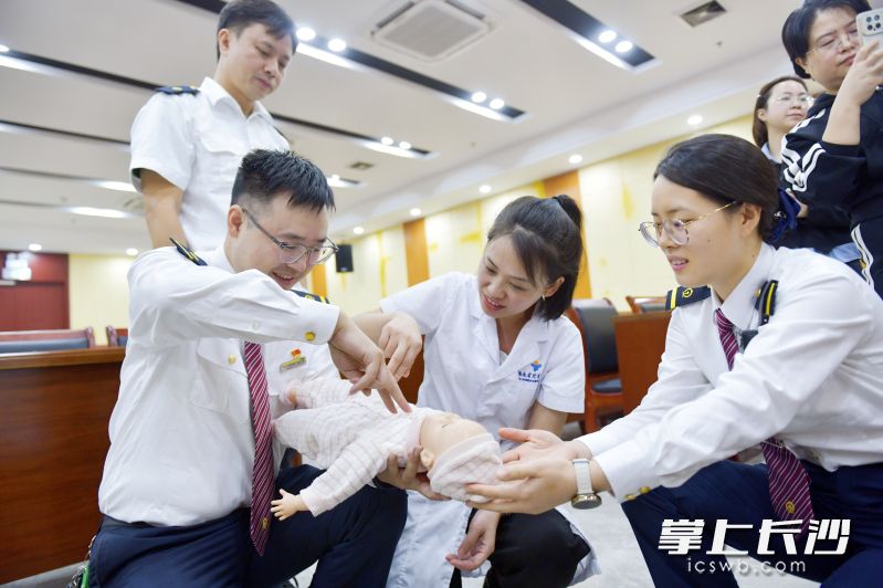 工作人员学习海姆立克急救法。 均为长沙晚报通讯员姚家琦摄 工作人员学习海姆立克急救法。 均为长沙晚报通讯员姚家琦摄