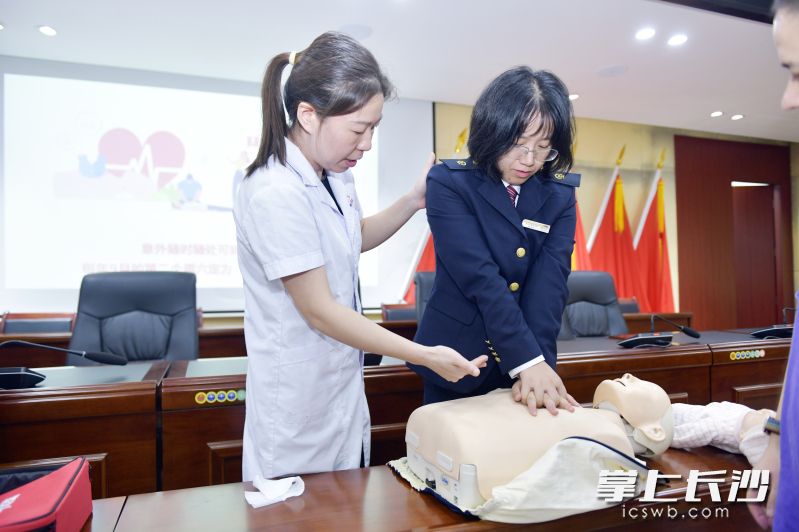 工作人员学习心肺复苏急救法。 工作人员学习心肺复苏急救法。