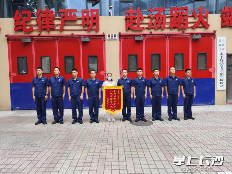 女士康复后专程送锦旗致谢。 长沙晚报通讯员 罗鹏辉 摄 女士康复后专程送锦旗致谢。 长沙晚报通讯员 罗鹏辉 摄