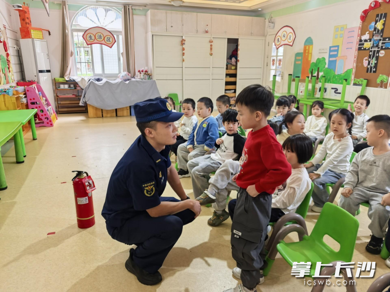 “火焰蓝”叔叔为幼儿园小朋友上安全课。 长沙晚报通讯员 谭军 摄