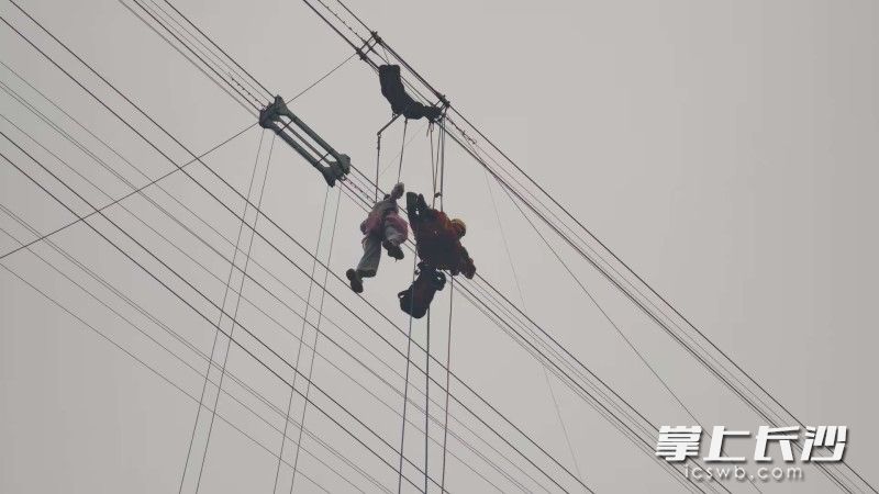 小女孩被困高空游乐设施，消防员紧急救援。 均为长沙晚报通讯员易翔摄