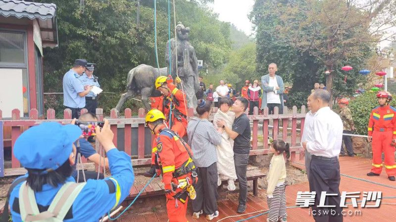 被困小女孩成功获救。