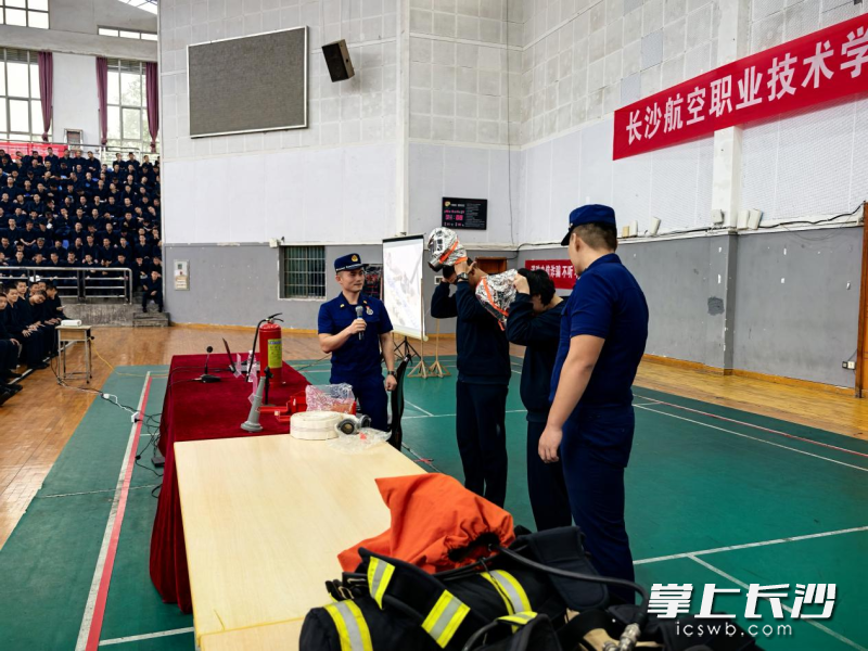 消防宣讲员为学生上消防安全课。 长沙晚报通讯员 刘扶桑 摄