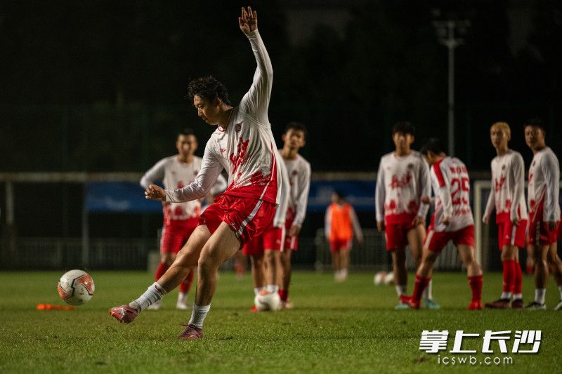 9月25日晚，“湘超”长沙队在贺龙体育场附场进行了公开训练，备战28日客场与湘潭队的比赛。 均为长沙晚报全媒体记者黄启晴摄