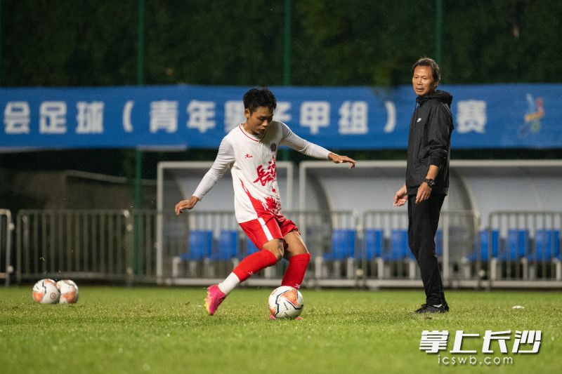 长沙队专家顾问程坚（右）在一旁指导队员。