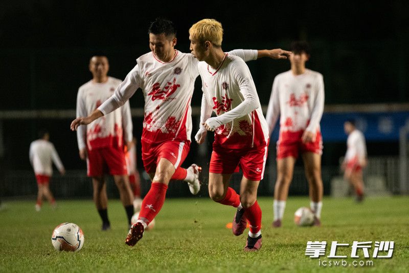 队员们练习射门。