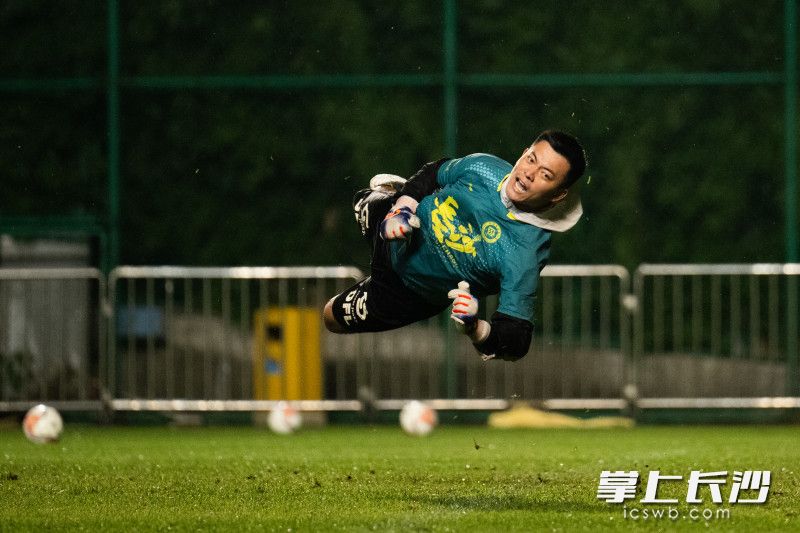 守门员邓子豪练习扑救。