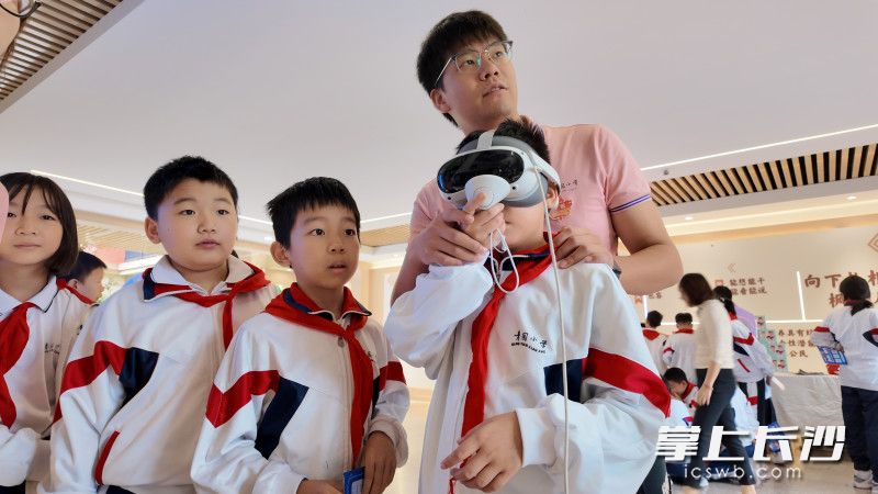 沉浸式科普体验让学生们身临其境体验地震等真实场景。