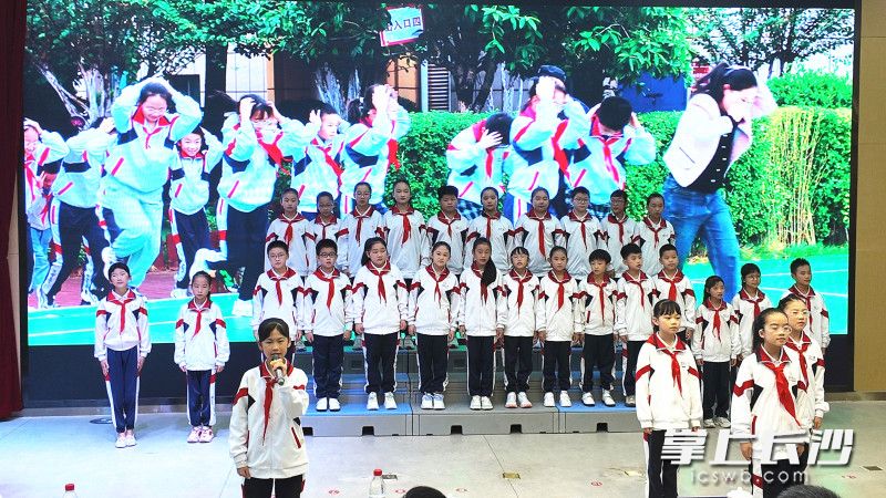 科技赋能防灾减灾科普行动启动式，青园梓枫学子带来地震科普主题曲《这一瞬间》。 均为长沙晚报全媒体记者张炎炎摄