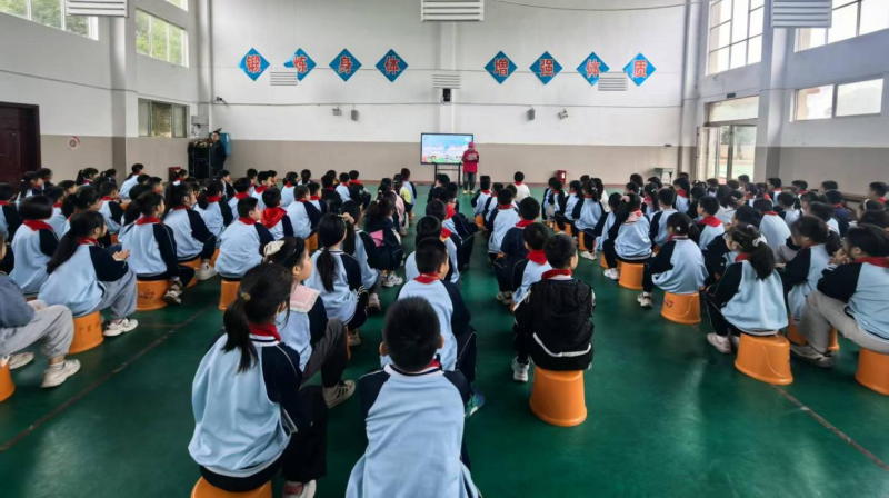 南郊小学“别让糖果偷走你的童年”禁毒教育活动现场。通讯员供图 南郊小学“别让糖果偷走你的童年”禁毒教育活动现场。通讯员供图