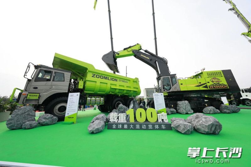 中联重科ZT160HEV宽体车与ZE1050G矿挖组成新能源“黄金挖卡组合”。 均为通讯员供图