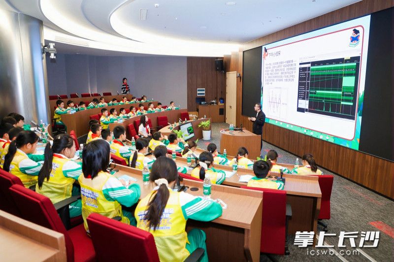 长沙市“小荷人才”吴修英工程师授课。