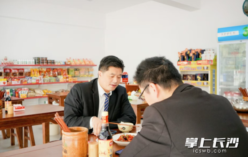 “繁花驿”为网约车司机提供定制化点餐服务。黄花镇供图