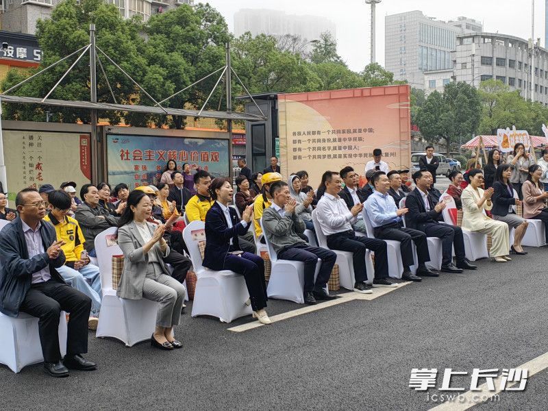 一场以“雨花石榴红·家国共团圆”为主题的民族团结进步宣传暨中秋邻里节活动在这里温暖上演。 均为长沙晚报通讯员黄嘉楠摄