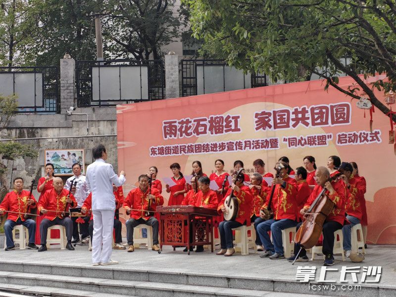 活动现场，居民代表们在进行表演。