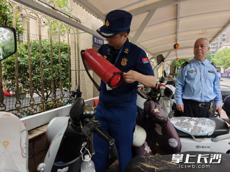 消防监督员在进行暗访。  长沙晚报通讯员 熊方圆 摄
