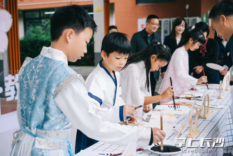 团扇创作引起嘉宾们的关注。