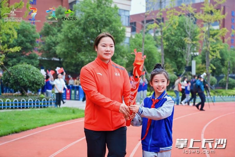 向艳梅参加“雷小锋”超级运动会火炬传递。