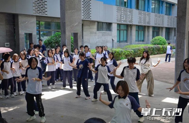 校园随时都是舞台，社团招新同学们也使出了浑身解数。长沙晚报通讯员 范嘉树 摄