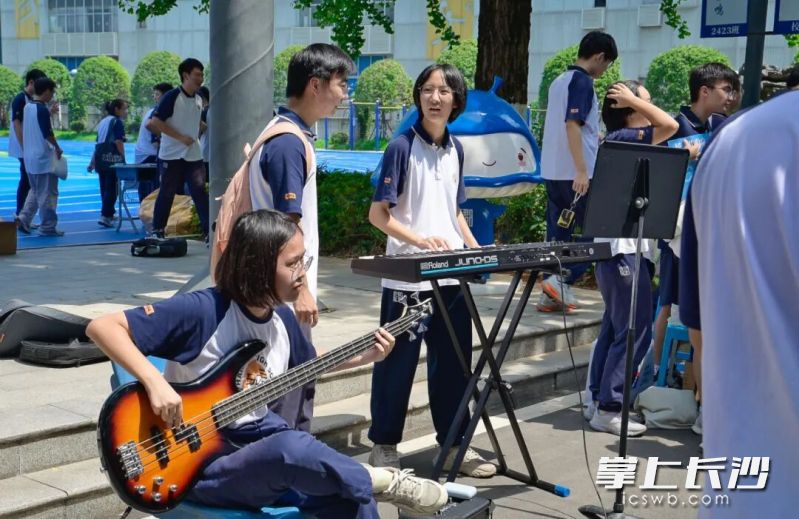 长郡中学的校园大道上，30余个社团沿道设摊。长沙晚报通讯员 范嘉树 摄