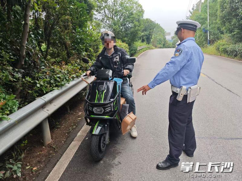 跳马镇石燕湖景区路段，交警开展专项整治。 均为雨花交警供图