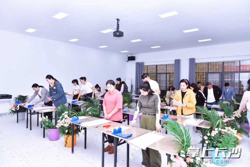 21名选手参加插花花艺师认定实操比赛。 均为长沙市园林绿化协会供图 21名选手参加插花花艺师认定实操比赛。 均为长沙市园林绿化协会供图