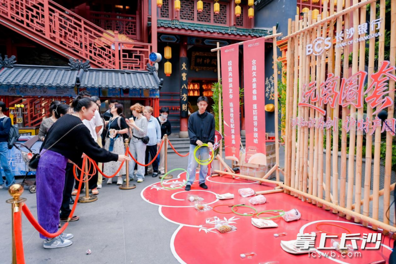 现场，长沙银行用市民喜闻乐见的方式传递金融安全知识。