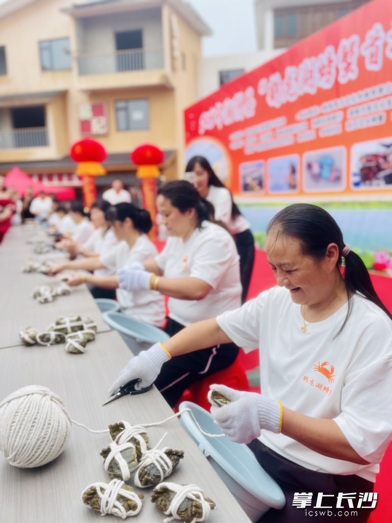 捆蟹比赛，很有“渔乐”感。