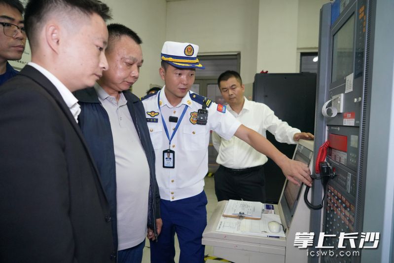 岳麓消防在检查中。长沙晚报通讯员 刘雅莉 摄