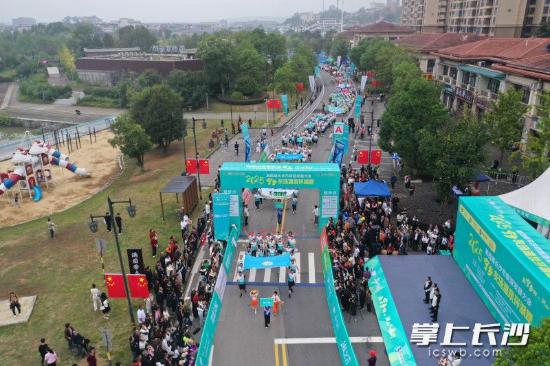 “与宁乡约·湖山入画行”宁乡灰汤温泉环湖跑在灰汤镇鸣枪开跑。照片均为长沙晚报全媒体记者 王志伟 摄