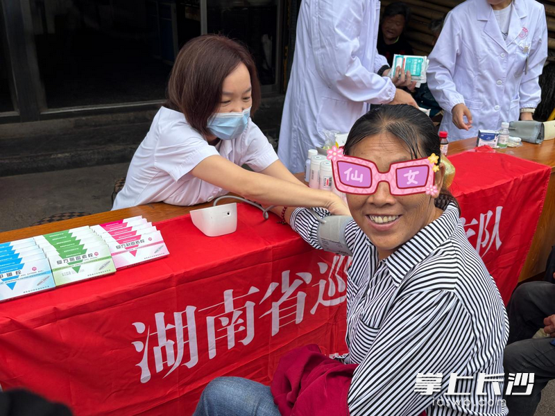 基层群众在赶集之余,家门口就能享受到省级医院的专业医疗服务。均为长沙晚报通讯员 赵明敏 蒋罗 供图 基层群众在赶集之余,家门口就能享受到省级医院的专业医疗服务。均为长沙晚报通讯员 赵明敏 蒋罗 供图