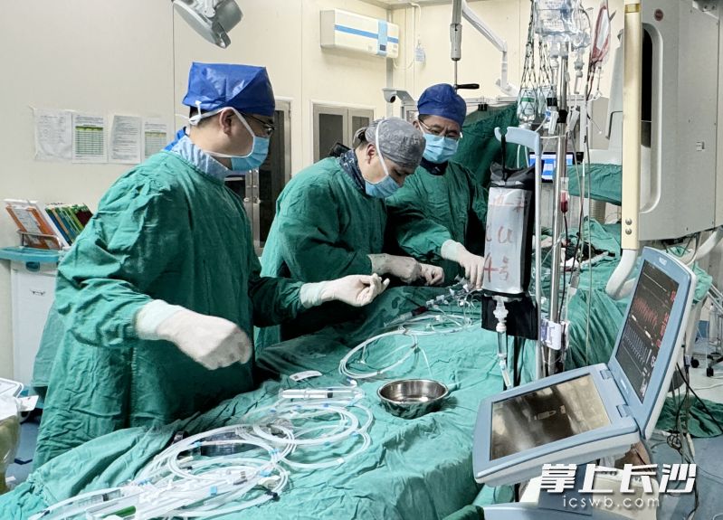 湖南省人民医院心内科团队凭借高难度的介入技术,成功为患者打通闭塞血管。长沙晚报通讯员 彭希 刘朗 张艳 供图 湖南省人民医院心内科团队凭借高难度的介入技术,成功为患者打通闭塞血管。长沙晚报通讯员 彭希 刘朗 张艳 供图