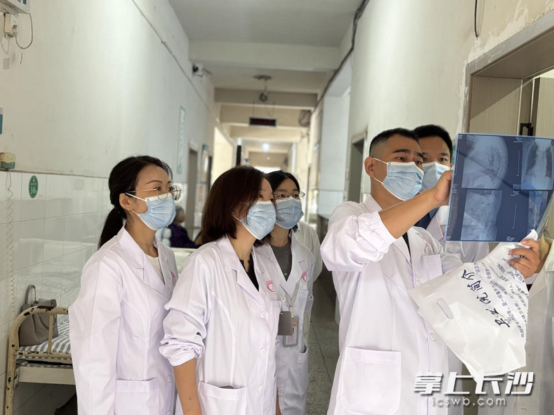 湖南省妇幼保健院巡回医疗队深入基层医疗机构病房开展教学查房,为当地医护人员“传帮带”。 湖南省妇幼保健院巡回医疗队深入基层医疗机构病房开展教学查房,为当地医护人员“传帮带”。