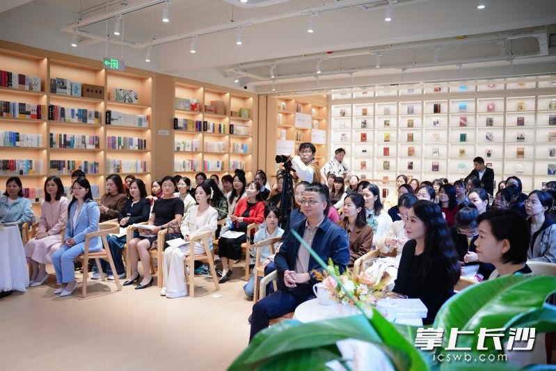 老师们认真聆听。