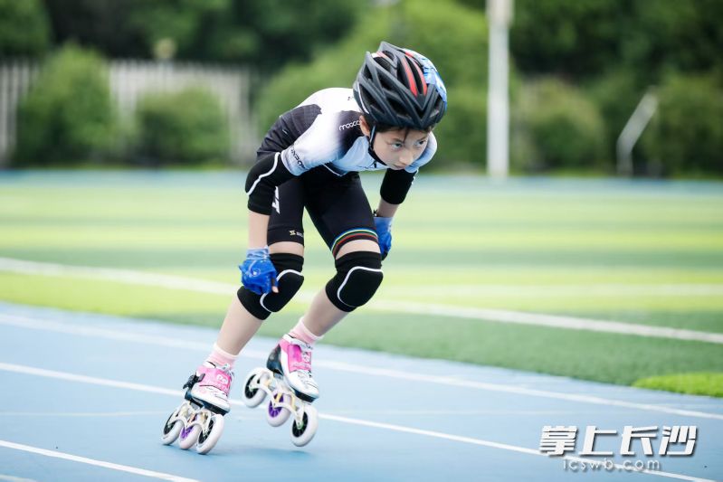 长沙市雨花区长塘里崇德小学轮滑社团少年的演示。
