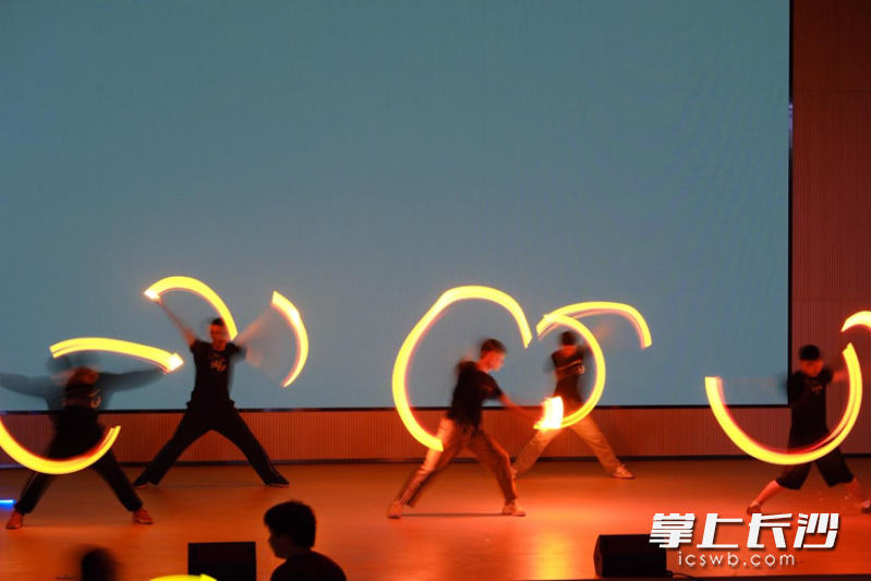 长沙市一中科学城校区的招新现场秀。