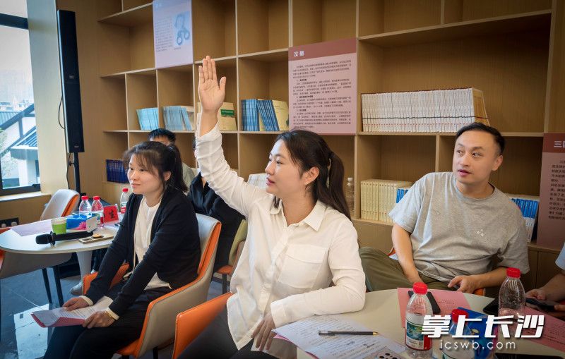 有奖问答环节掀起活动的小高潮，与会统计员围绕统计法律法规、人口抽样调查等业务知识踊跃抢答，展现了统计队伍扎实的专业功底。