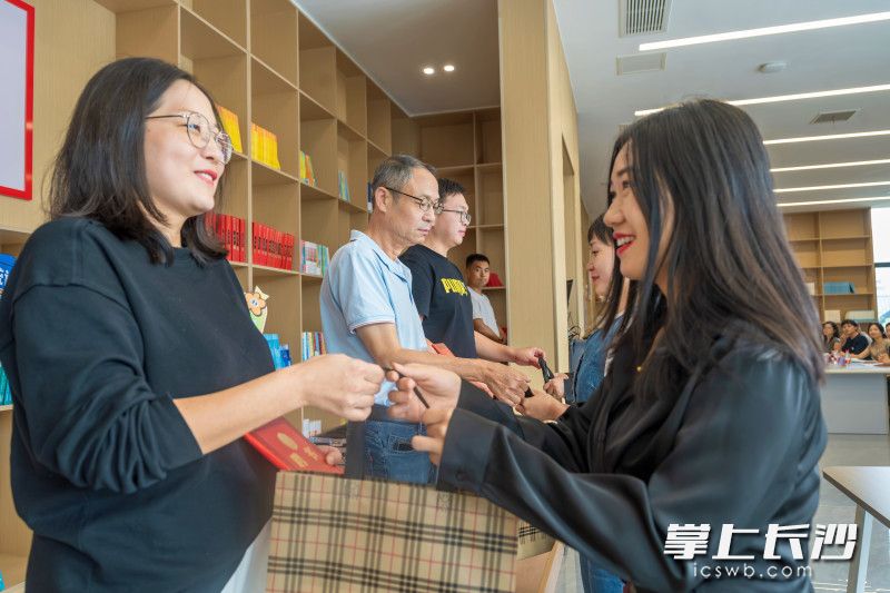 庄严的“数海传承·师徒结对”仪式，通过授导师聘书、赠学徒工具包等形式，实现了统计专业技能的代代相传。