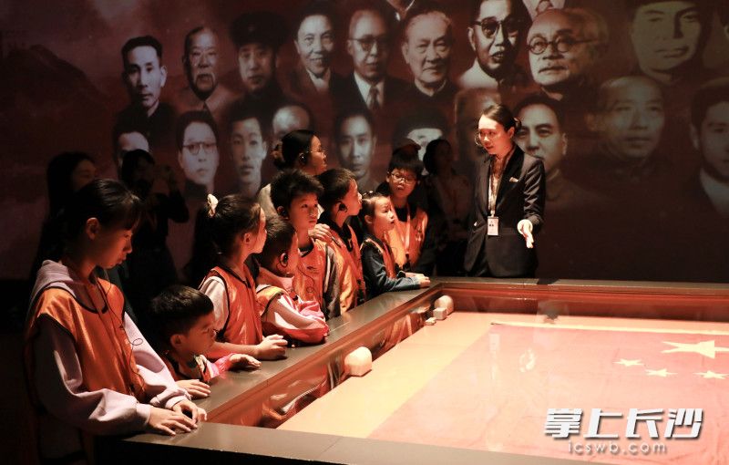 青少年在湖南博物院三湘历史文化陈列展厅接受教育。