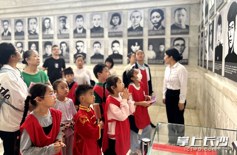 面对湖湘英烈，孩子们在思考。