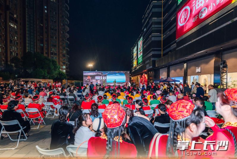 剧场汇聚滚滚人气，为商圈商家引流。