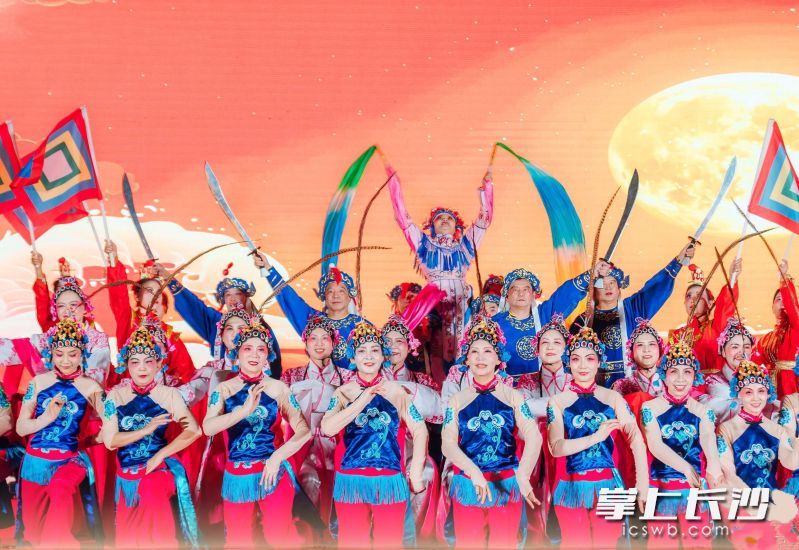 业余演员台风十足。